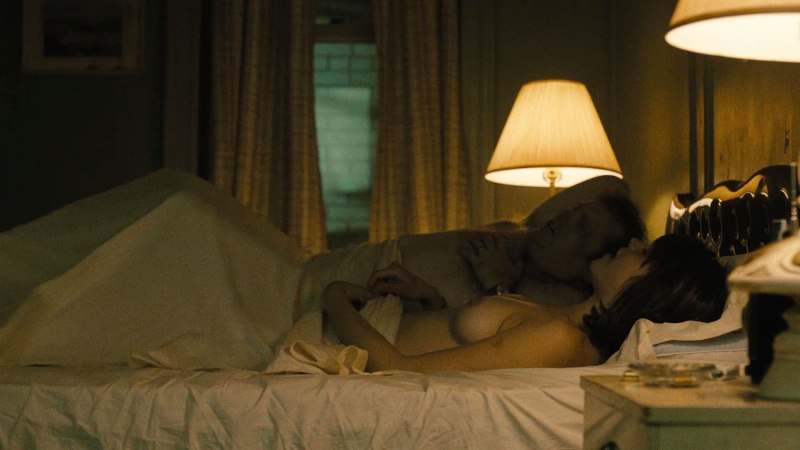 Мэгги Джилленхол топлесс