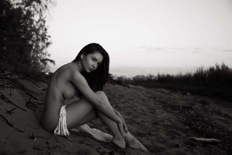 Девочка Лера раздевается