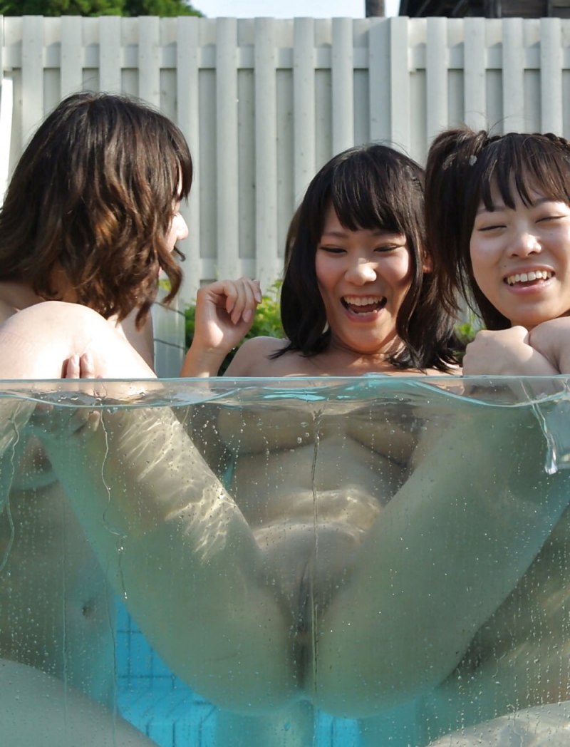 Голые пловчихи в бассейне