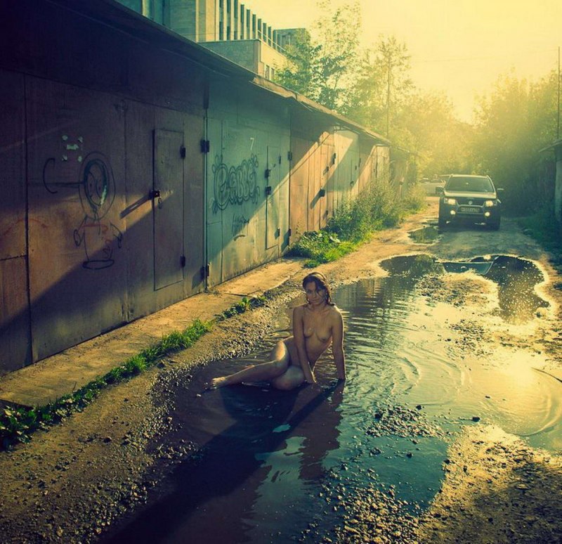 Девушка в глубокой луже ню