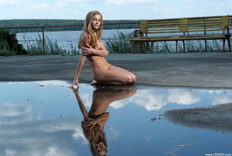 Голая блондинка у лужи
