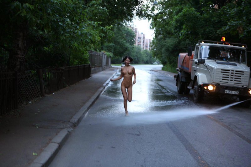 Рано утром голая на улице