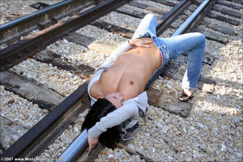 Блондинка на рельсах ню