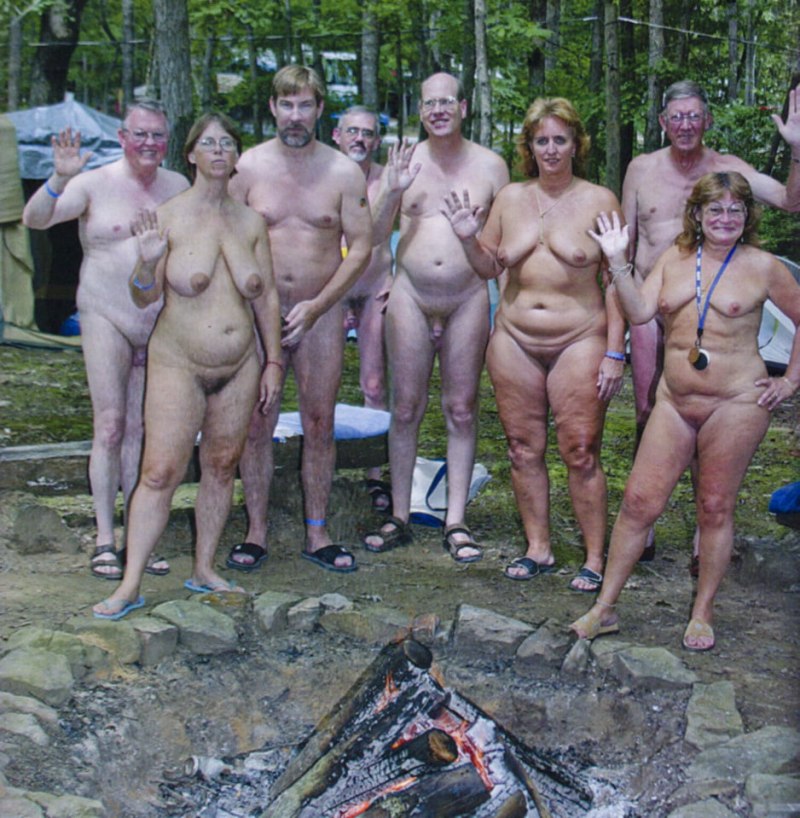 Голые толстушки купаются