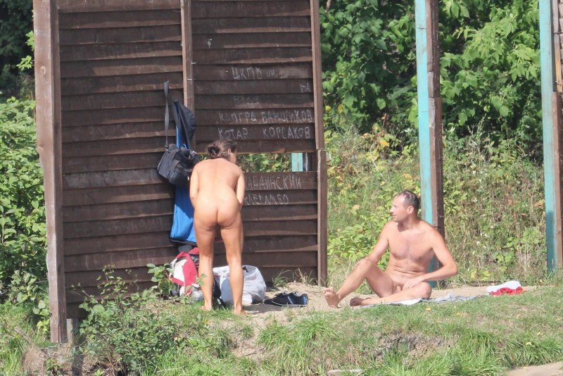 Голая на пляже серебряный Бор