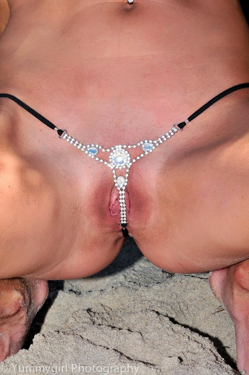 Пиздёнки в микро трусиках