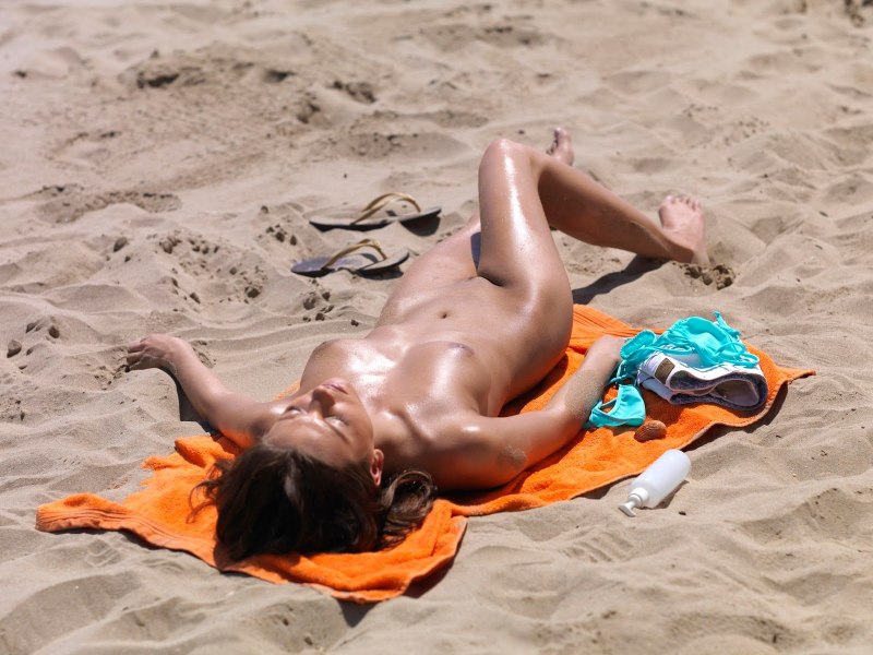 Загорание на пляже нагишом