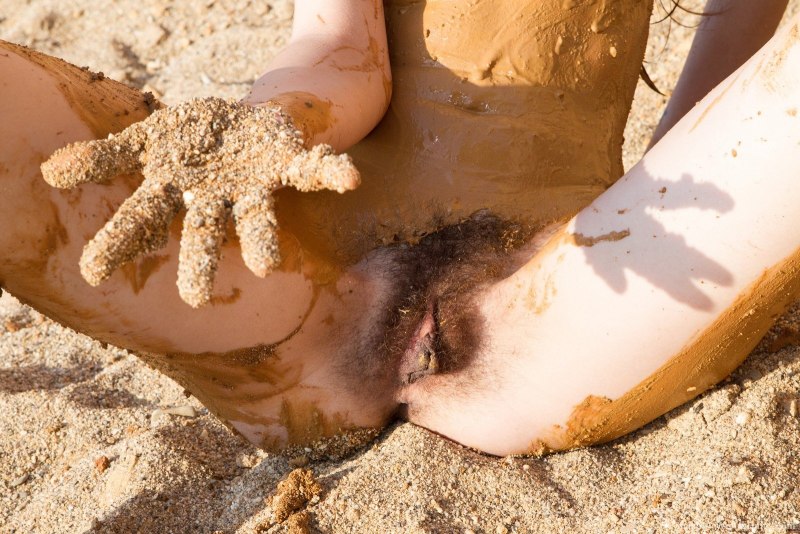 Женщина вагина в песке