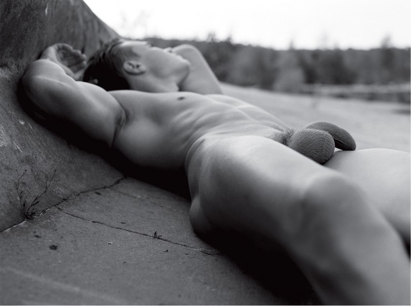 Голый парень черно белое