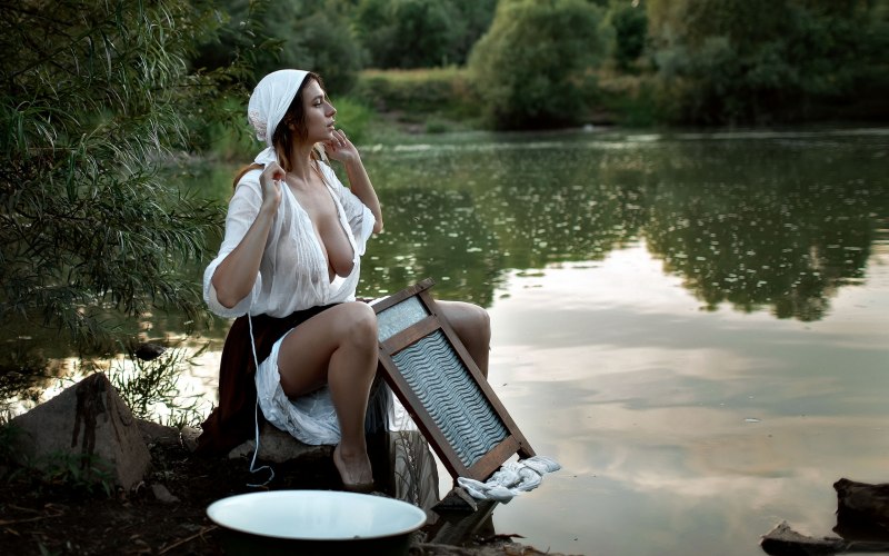 Девушки стирают голышом