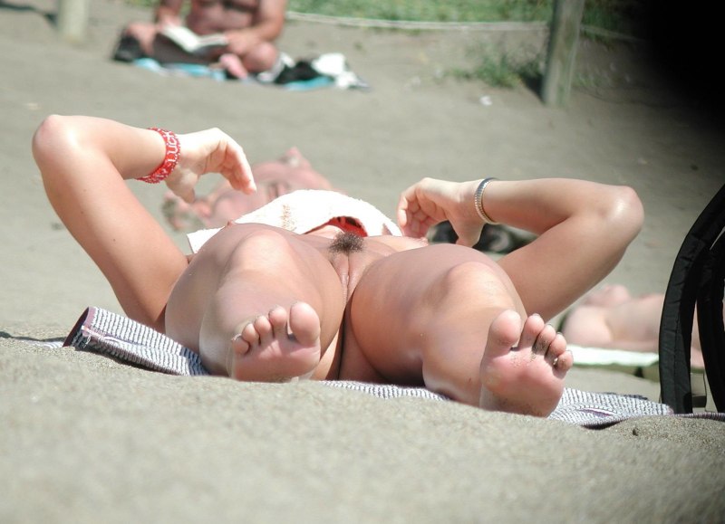 Девушка на пляже засветила киску