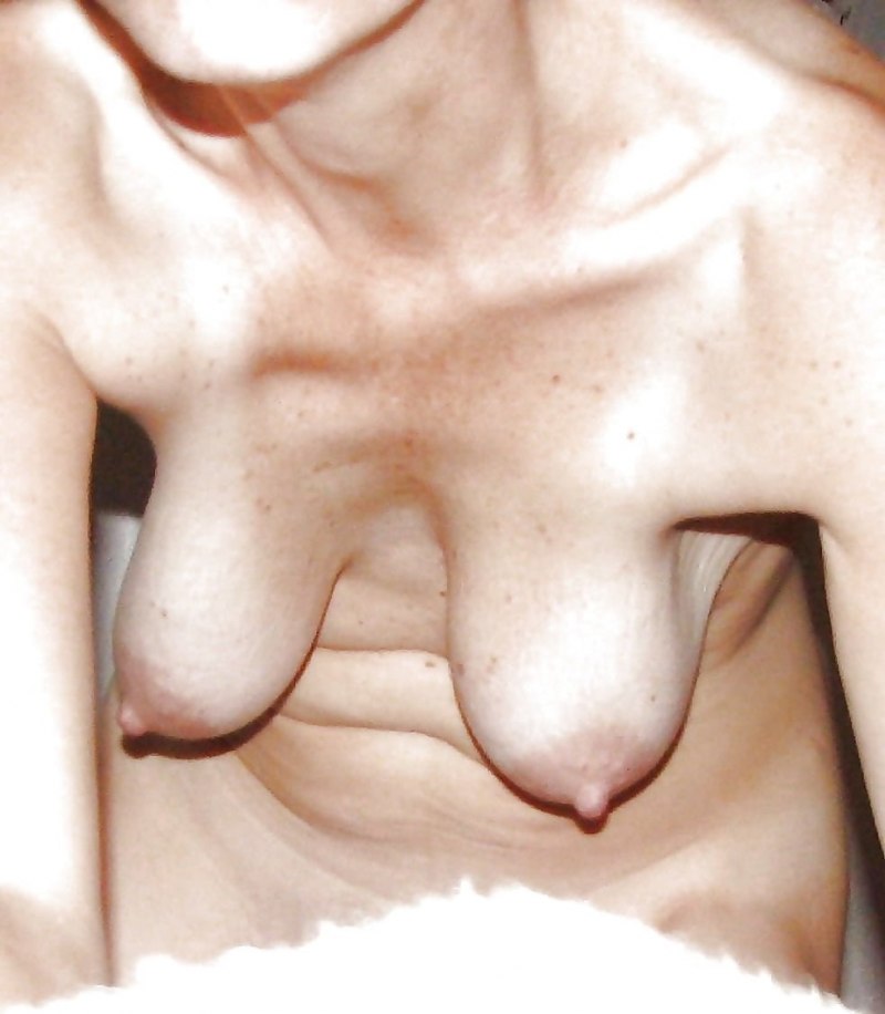 Маленькая отвисшая грудь