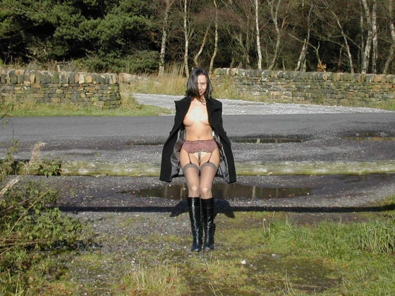 Голые женщины в чулках на улице