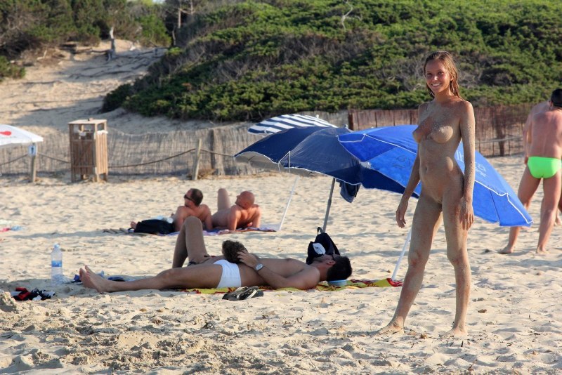Без трусов на общественном пляже