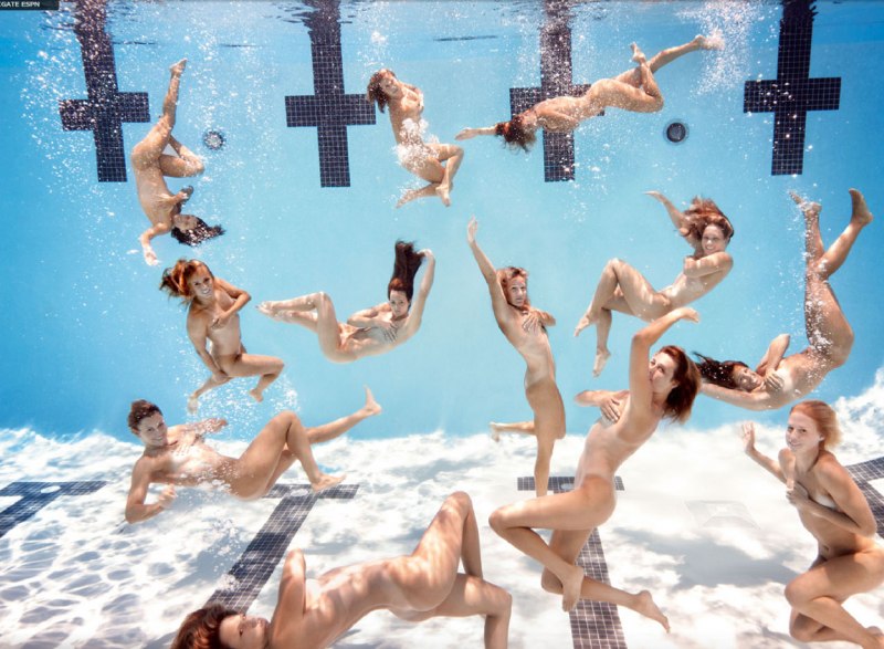 Попки девушек под водой