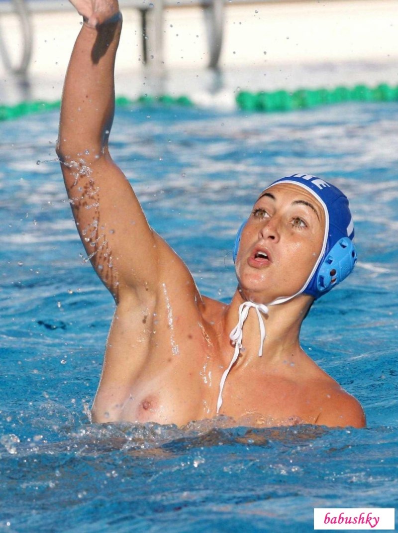 Голые синхронистки в бассейне