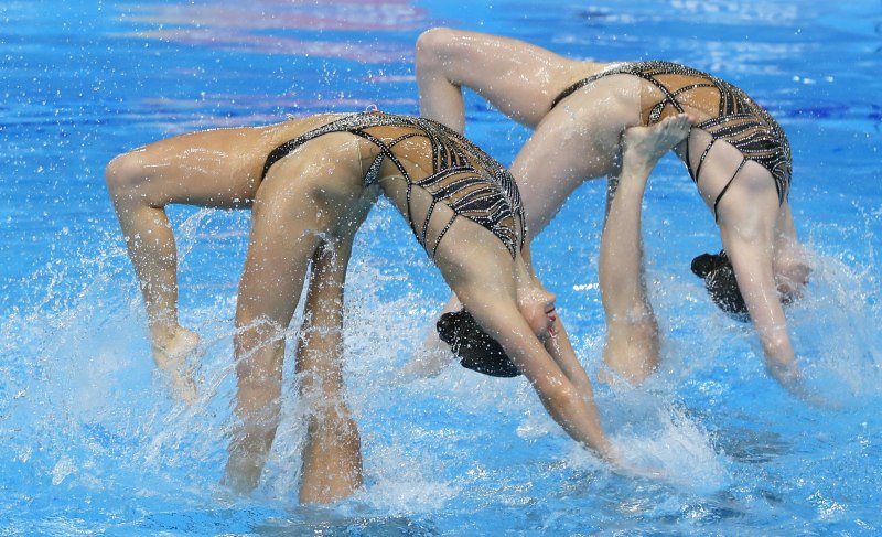 Голые в бассейне лесби трутся