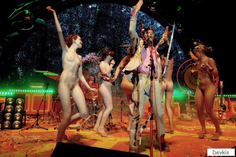 Звезды раздеваются на сцене