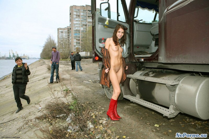Голая красотка на дороге
