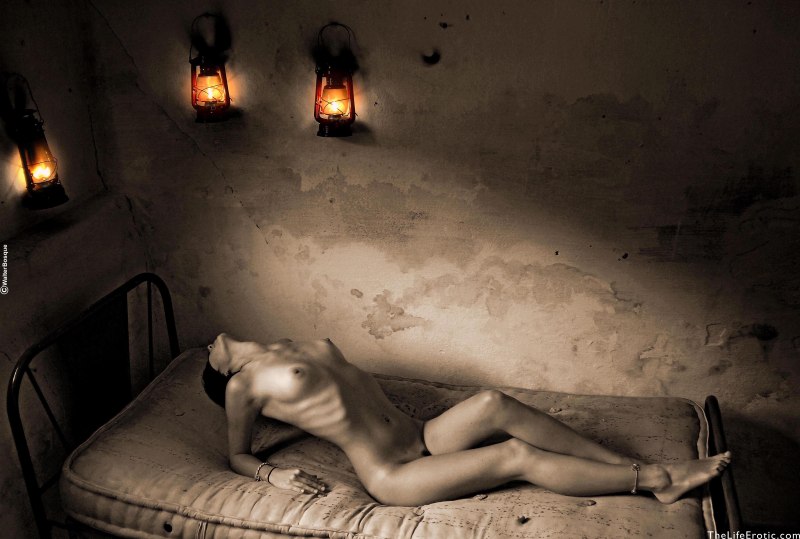 Голые девки в кандалах