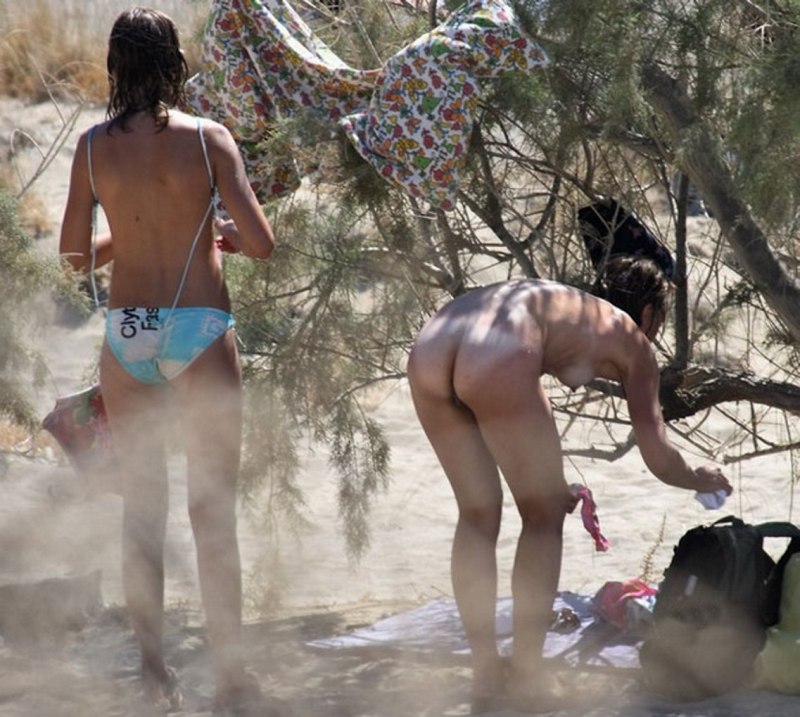 Девки переодеваются на пляже