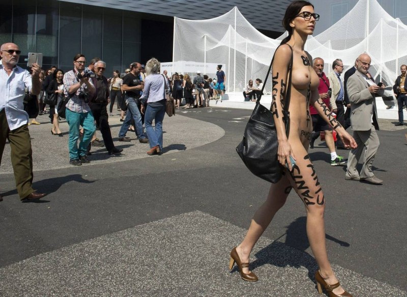 Швейцарская художница мило Муаре nude