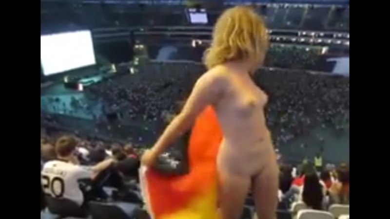 Голые сиськи на рок концерте