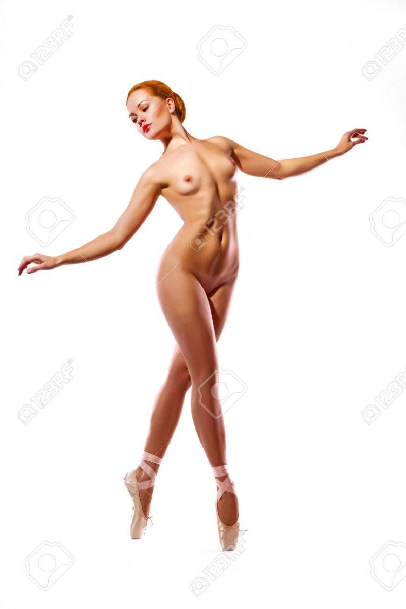 Голые женщины в полный рост танцуют
