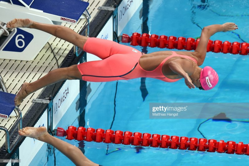 Юлия Ефимова в бассейне