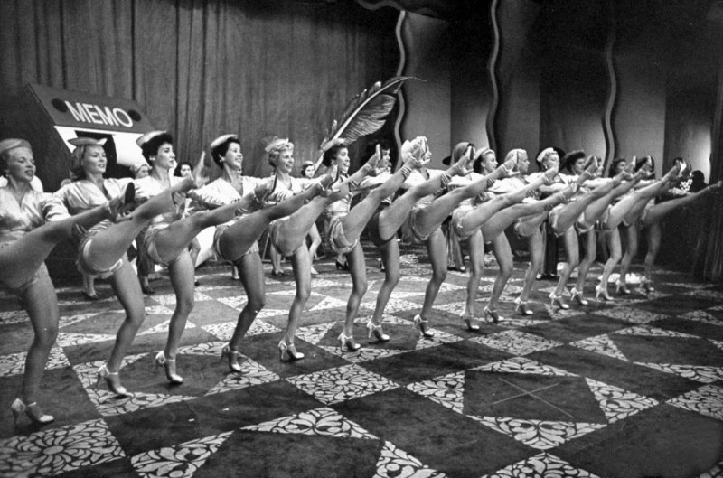 Девушки танцуют голышом