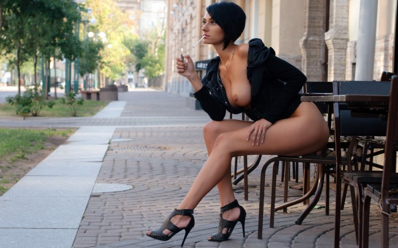 Девушка с короткими волосами разделась на улице