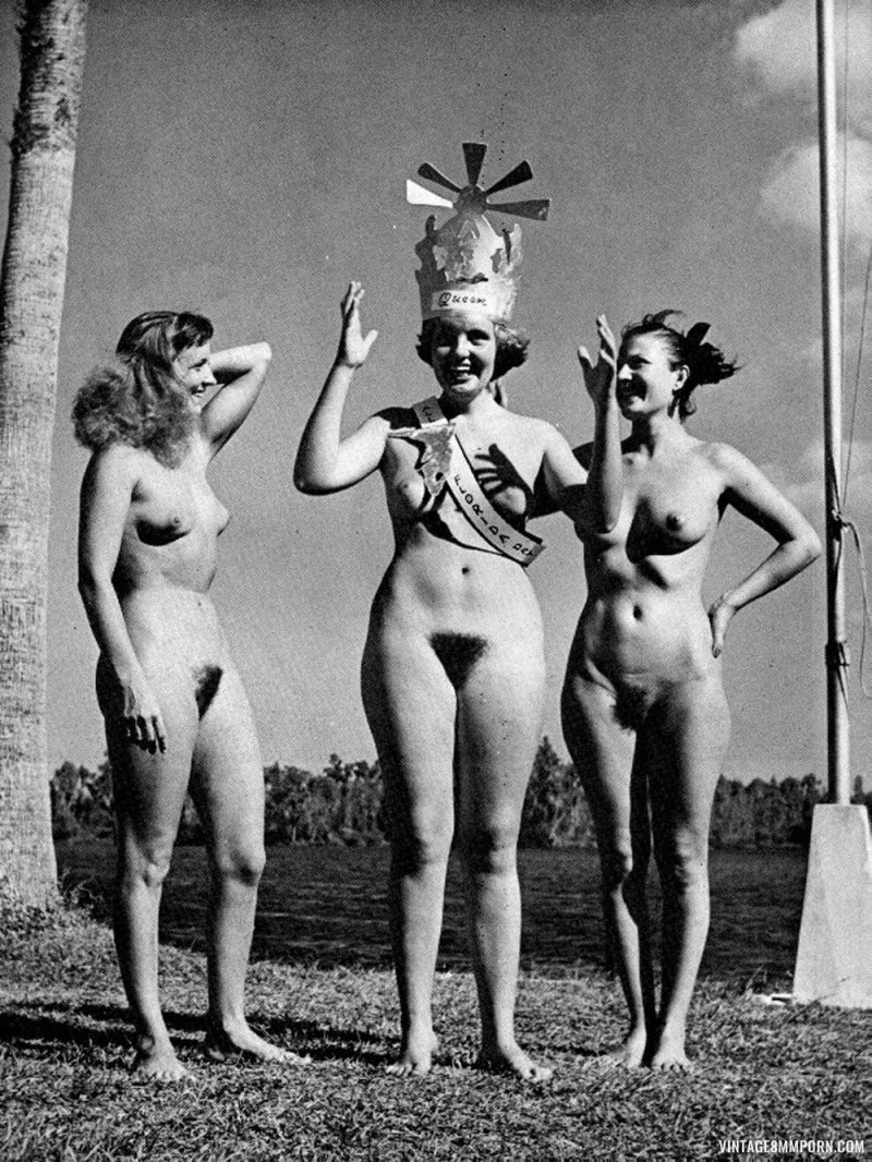 Голые женщины на пляже ретро