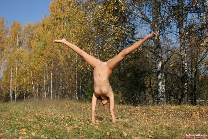 Голая спортсменка на природе