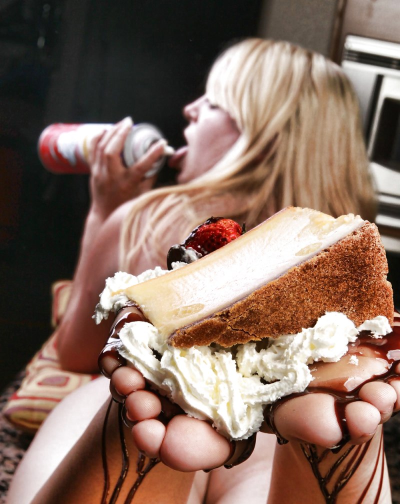 Женские ножки в еде