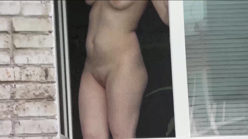 Заглянул в окно спальни