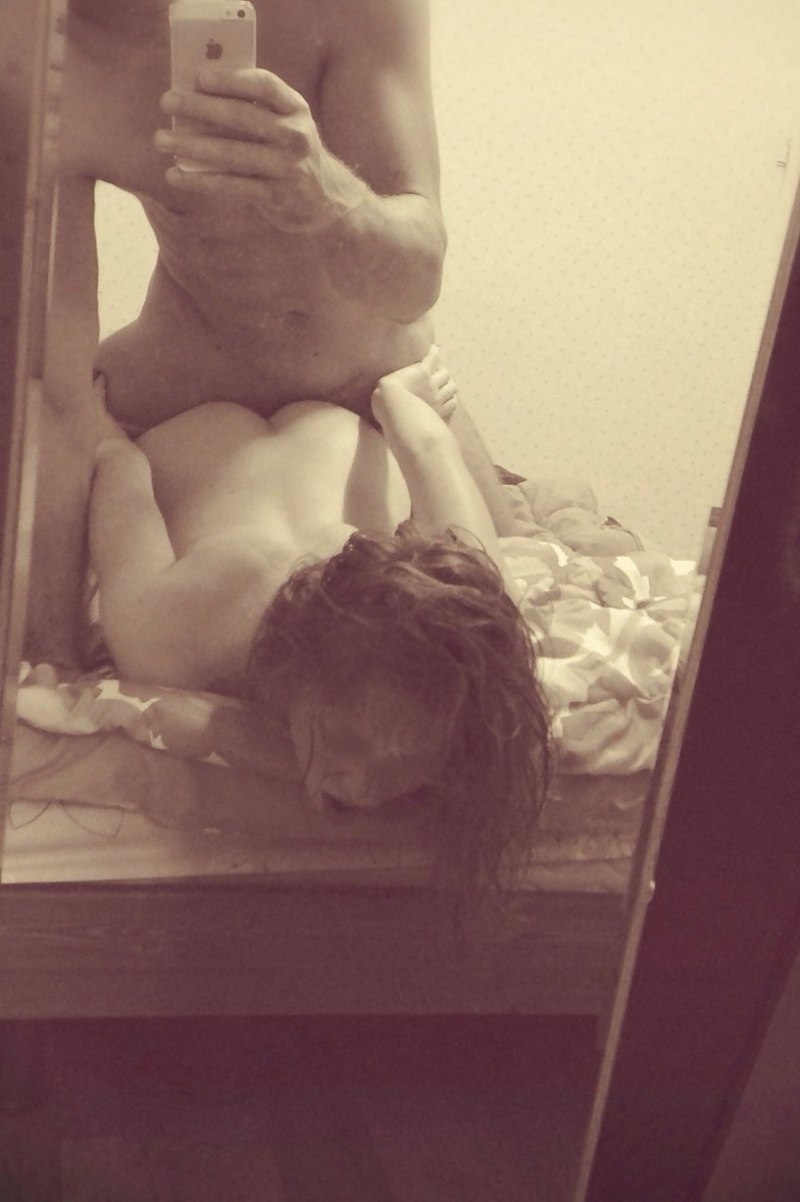 Эротическое селфи пары