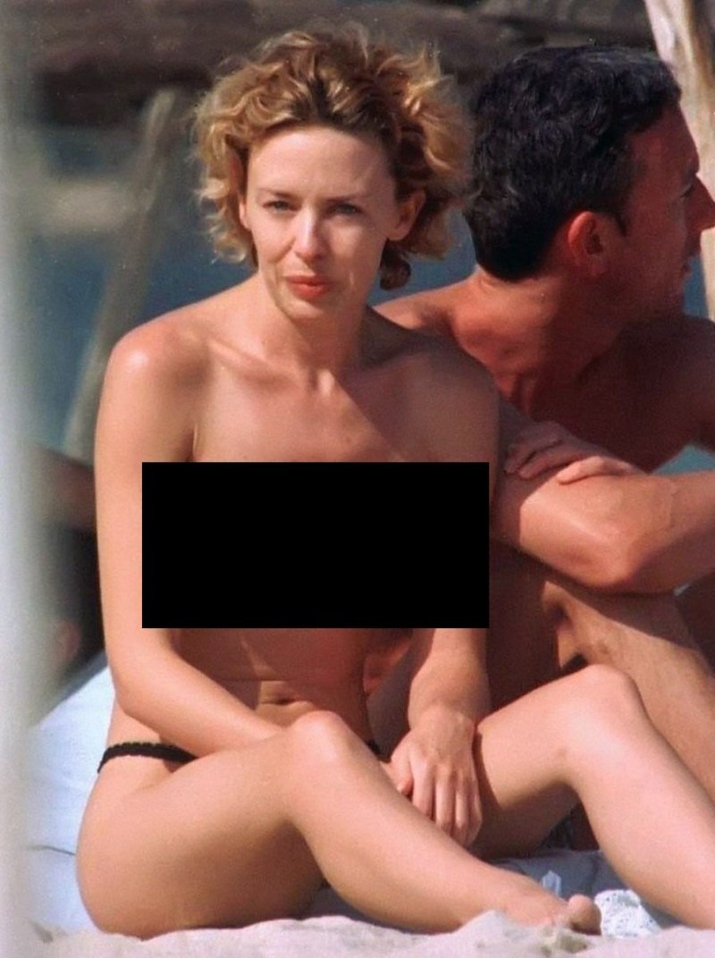 Кайли Миноуг обнажила грудь