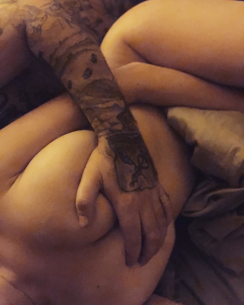 Ходит голая в номере отеля телка