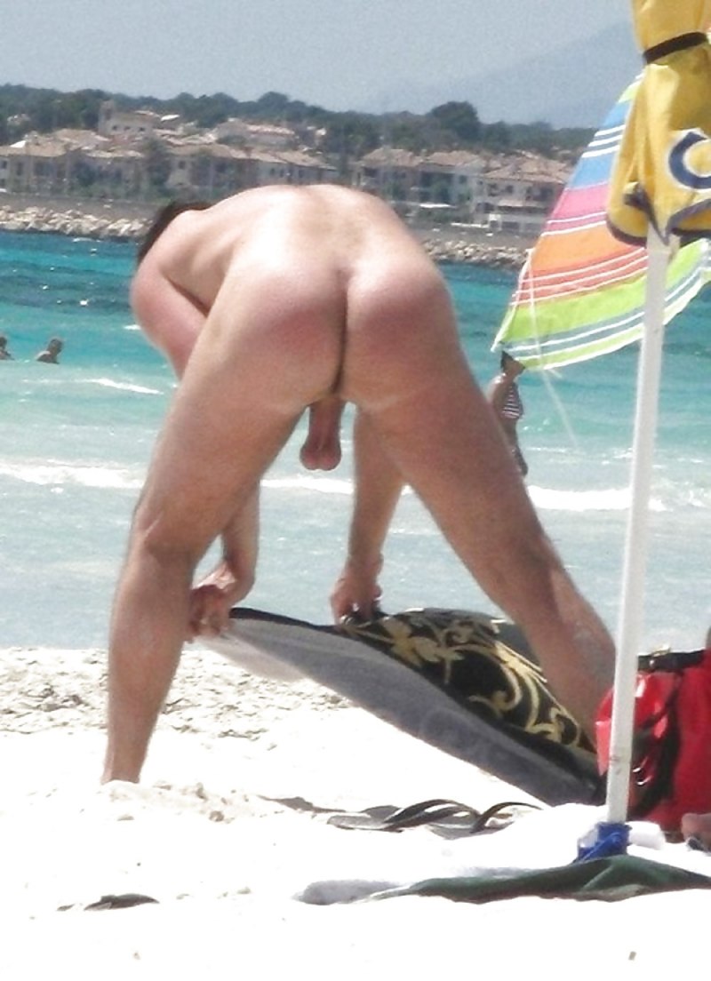 Парень засветил член на пляже