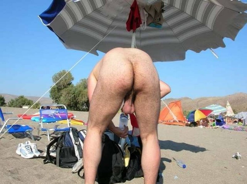 Парень с большими яйцами на пляже
