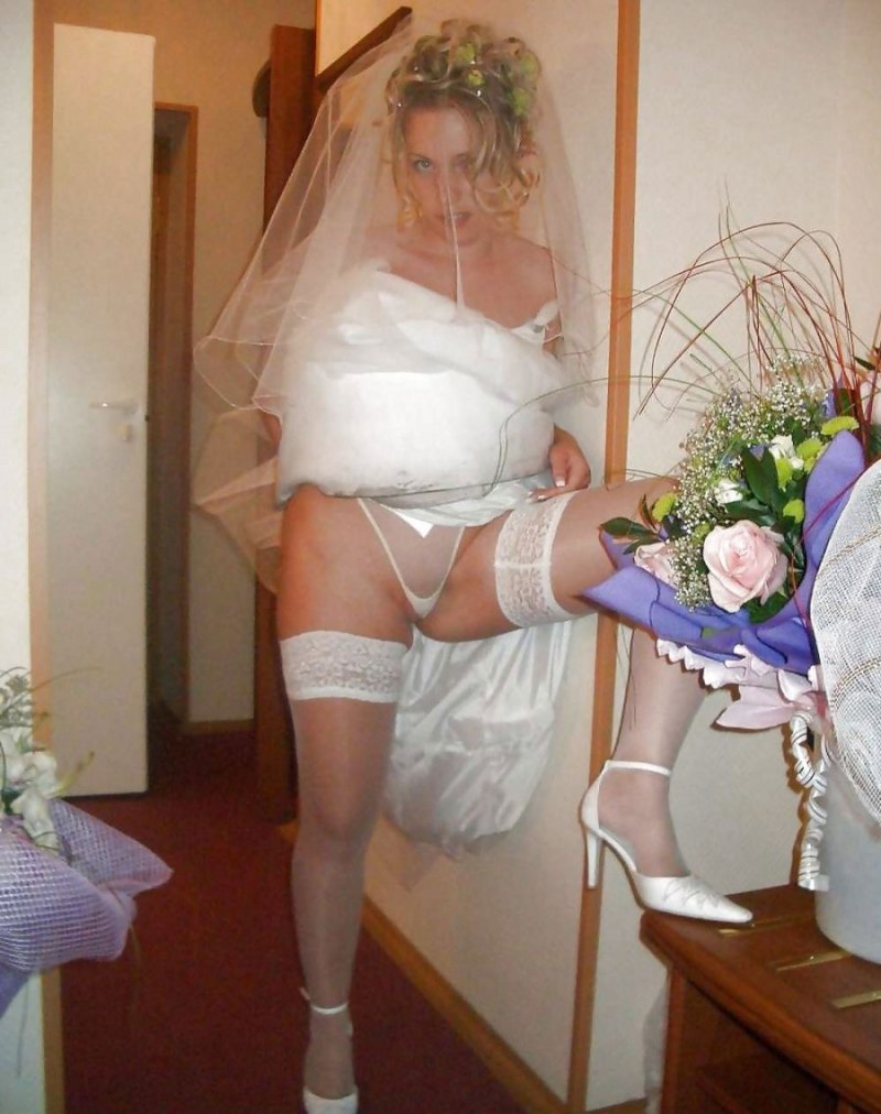 Невеста показывает вагину