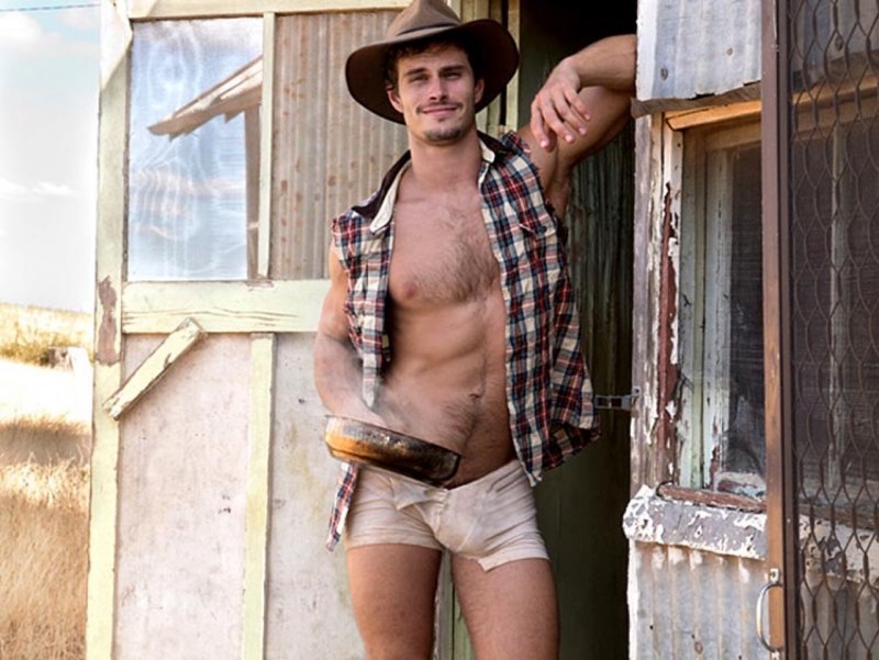 Голые подруги на сеновале