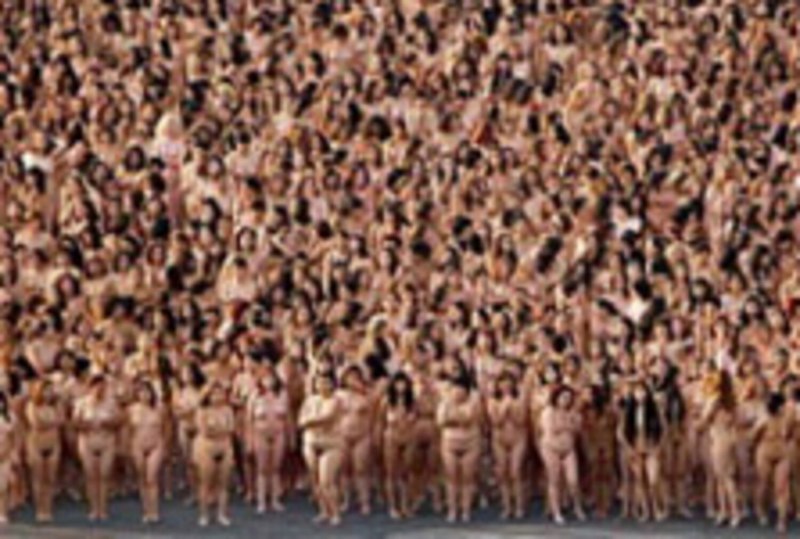 Очень много голых людей