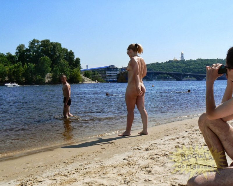 Девушки на нудиском пляже