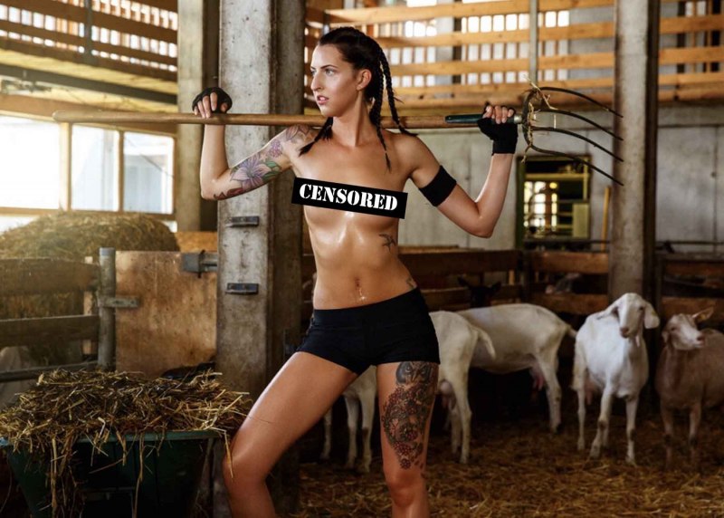 Голые девчонки на ферме