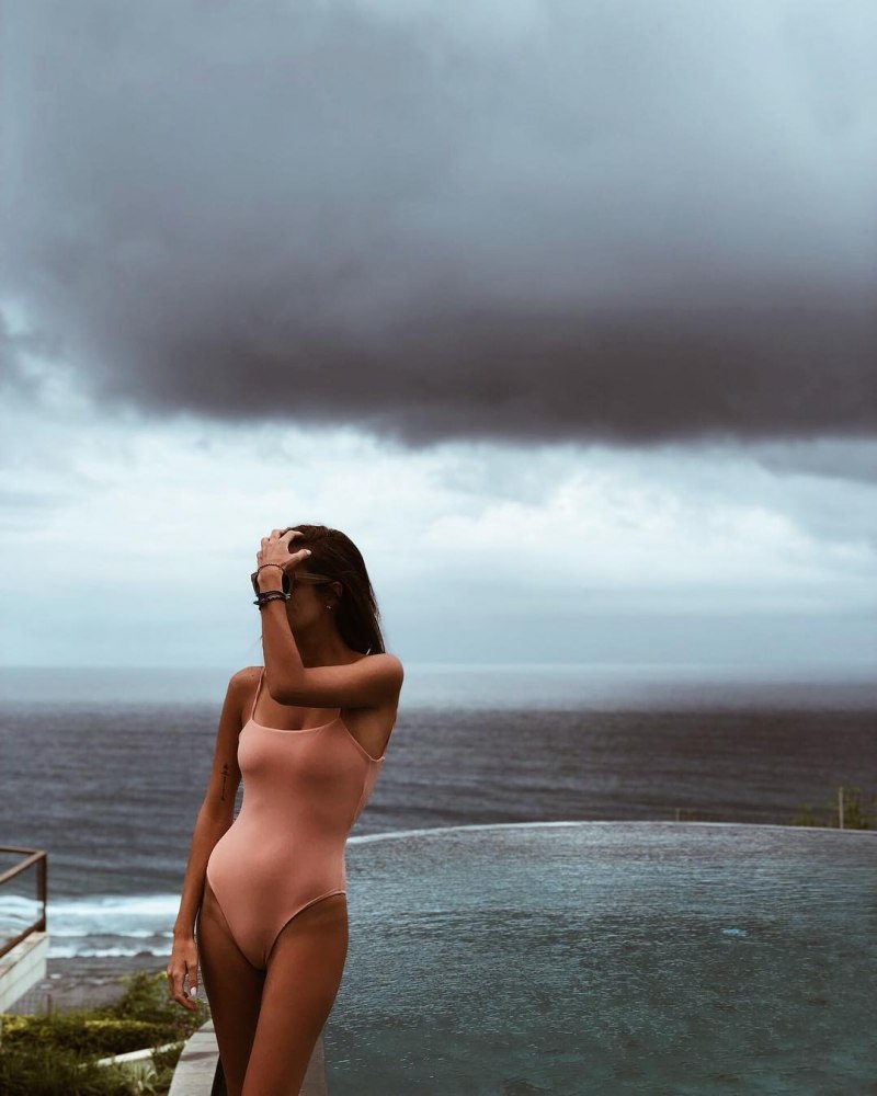 Женщины купаются топлесс