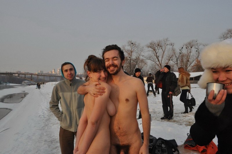 Женщины и мужчины в проруби голые
