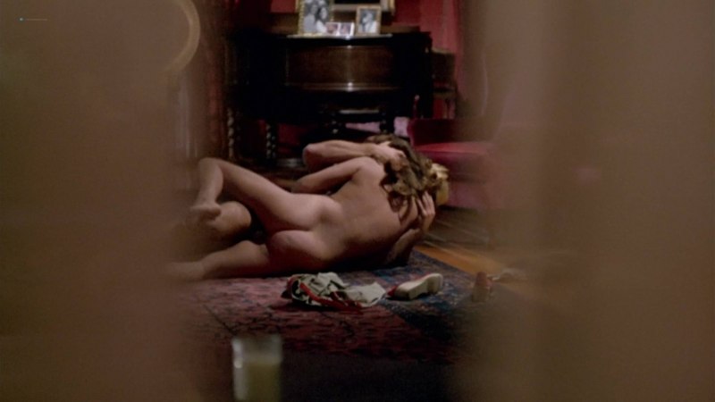 Загорелая секси блондинка