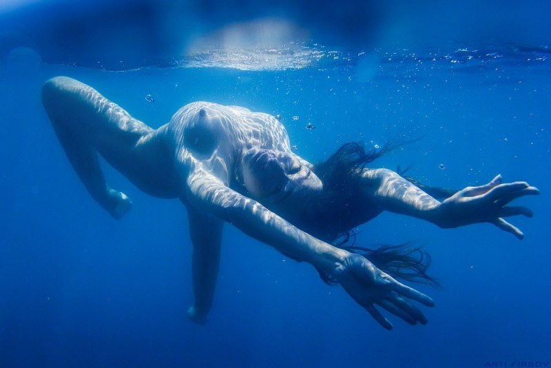 На море голышом под водой