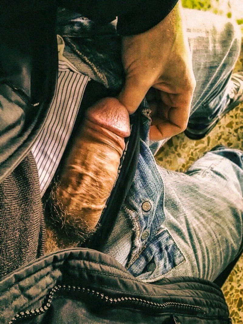 Пенис торчащий из джинсов